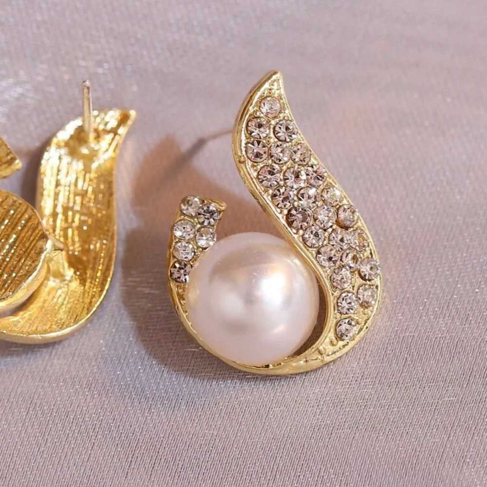 Rhinestone & Faux Pearl Decor Stud Earrings - Picture 3 of 4